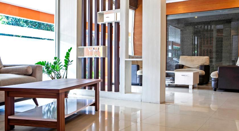 RedDoorz Syariah near BTC Fashion Mall