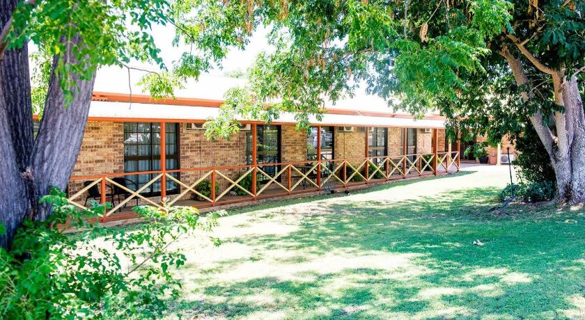 Clermont Country Motor Inn