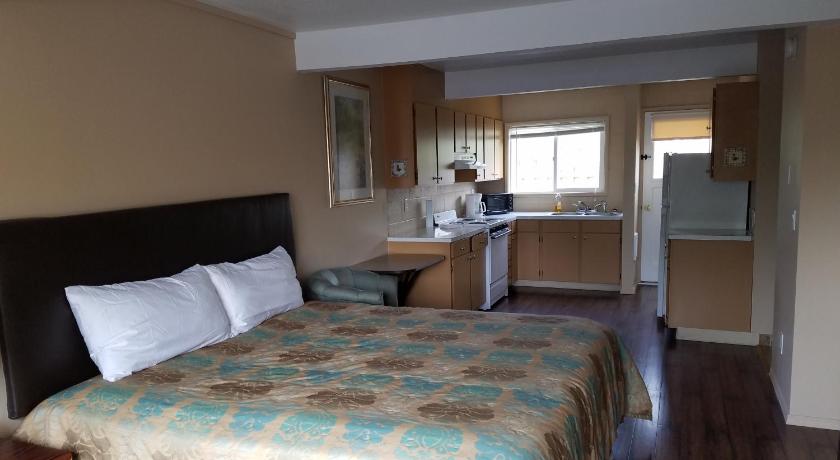 Townhouse Inn & Suites