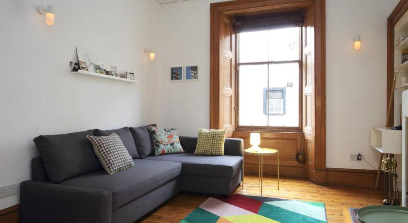 Spacious apartment 15 mins to Grassmarket & Royal Mile