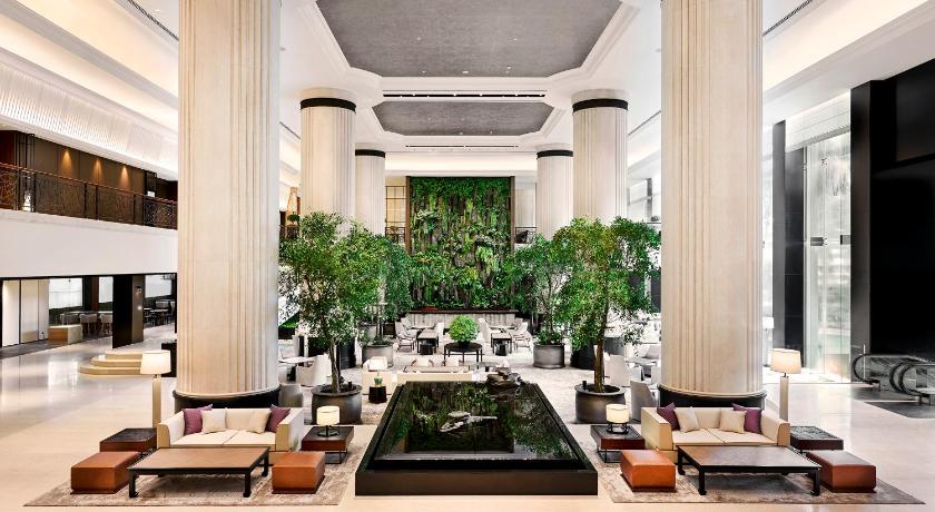 a large room filled with tables and chairs, Shangri-La Singapore in Singapore a large room filled with tables and chairs, Shangri-La Singapore in Singapore