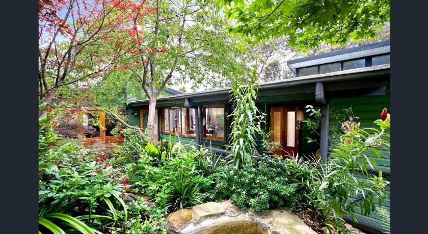 The Black Cockatoo - Secret Garden Treetops Home