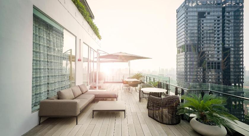 a living room with a balcony and a patio, Shangri-La Singapore in Singapore a living room with a balcony and a patio, Shangri-La Singapore in Singapore