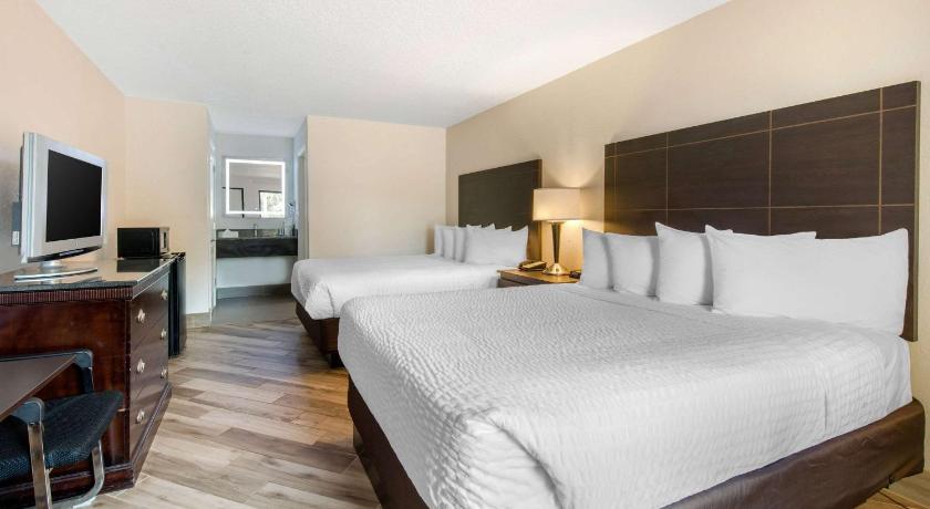 Clarion Inn & Suites Kissimmee-Lake Buena Vista South