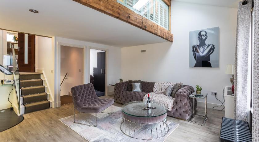 The Penthouse, Opposite Sale Metrolink, Includes Free Parking