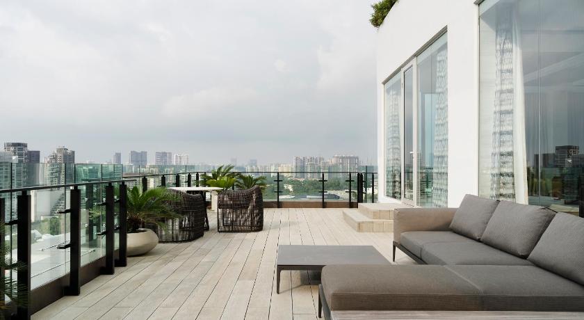 a living room filled with furniture and a balcony, Shangri-La Singapore in Singapore a living room filled with furniture and a balcony, Shangri-La Singapore in Singapore