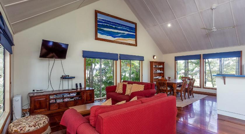 6 Ilmenite Avenue - Coastal beach shack within walking distance to patrolled beach and CBD,