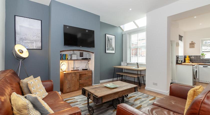 Park House - Large 3 Bedroom Victorian House, 10 Mins from Manchester
