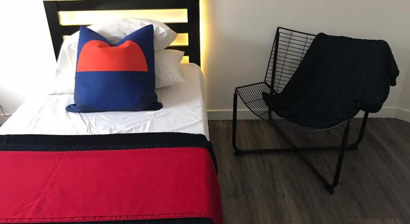 Modern GuestHouse Ironbound Newark with KITCHEN-FastTrainToNYC-OneStopToAirport
