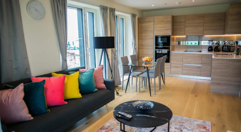 Thames View 2 Bed Apartment With Balcony