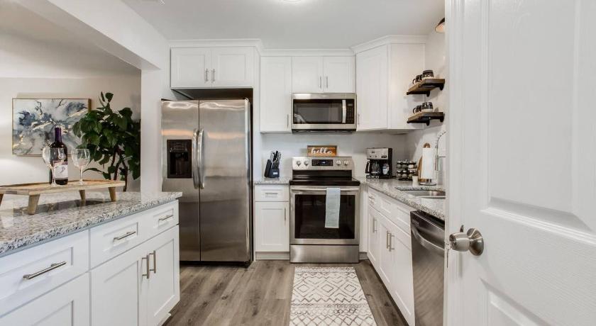Modern + Cozy Townhome - minutes to Avalon w/king