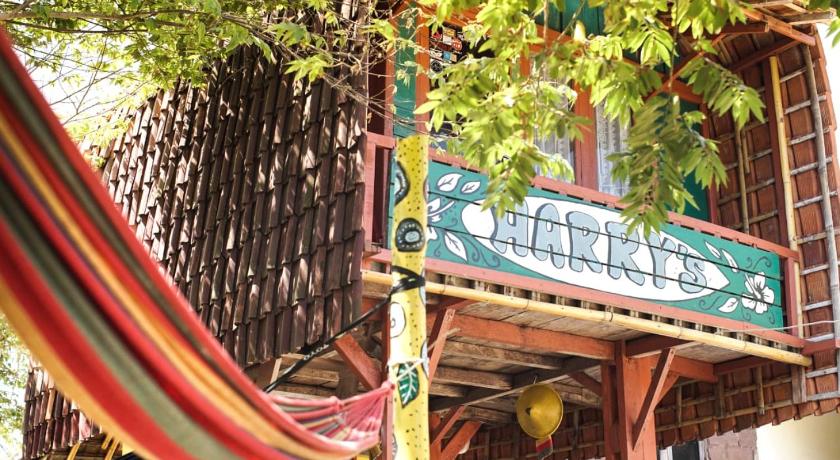 Harry's Ocean House Watukarung Homestay