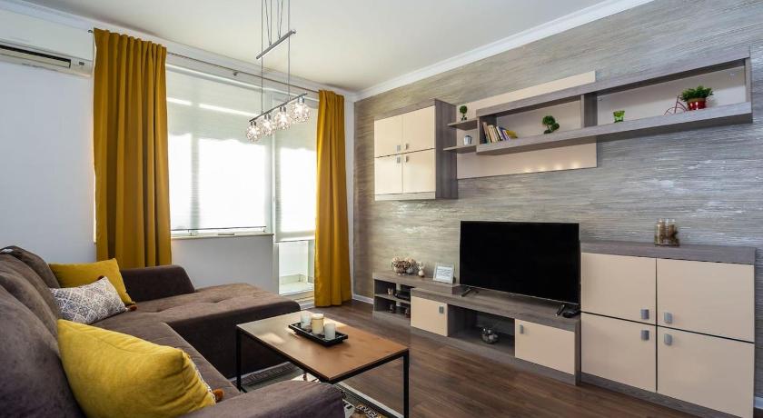 Stunning location and views!Foothills of Old town!