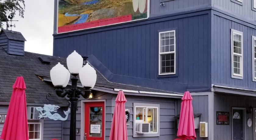 Deep Water Inn