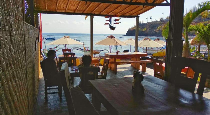 COCONUT BEACH BUNGALOWs & WARUNG