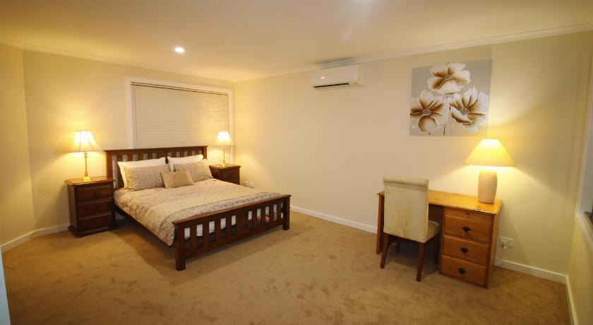 Silver House - Melbourne Airport Accommodation