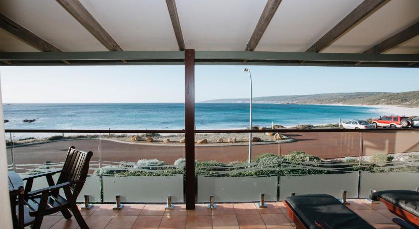 Canal Rocks Beachfront Apartments