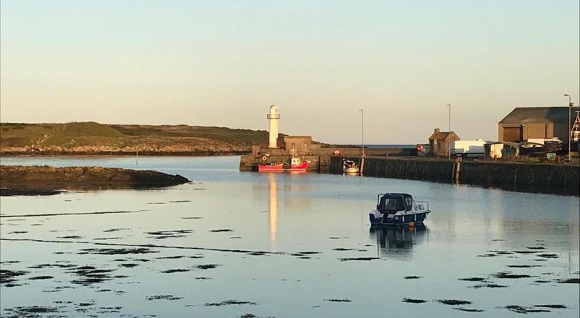 Lovely apartment overlooking the harbour and bay