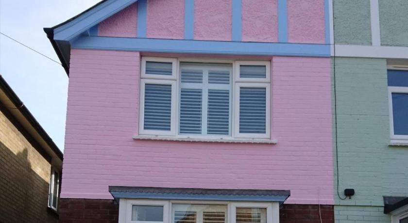 Charming pink house with perfect location