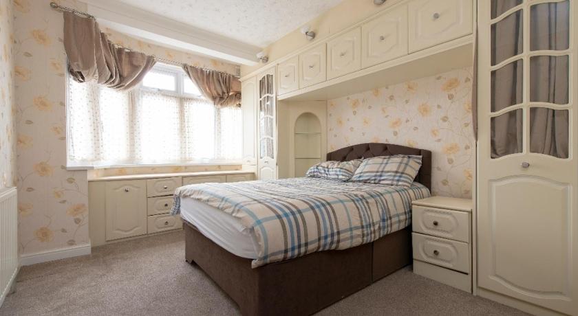 Spacious Bungalow in Romford with parking