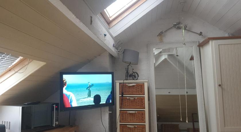 Le studio Attic , fridge tv microwave,