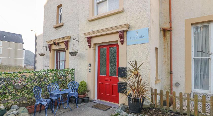 Llys Madoc, First Floor Flat