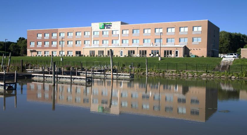 Holiday Inn Express & Suites Port Huron By IHG