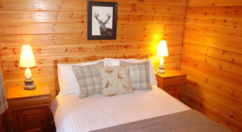 Cosy Rowan woodland lodge no3