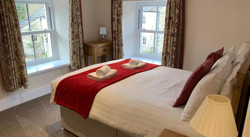 Fox and hounds starbotton