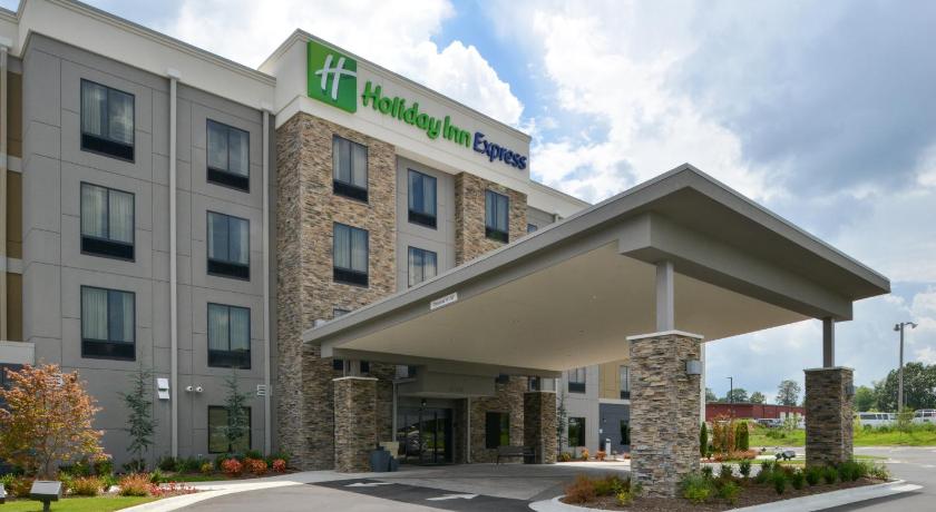 Holiday Inn Express & Suites Bryant West By IHG
