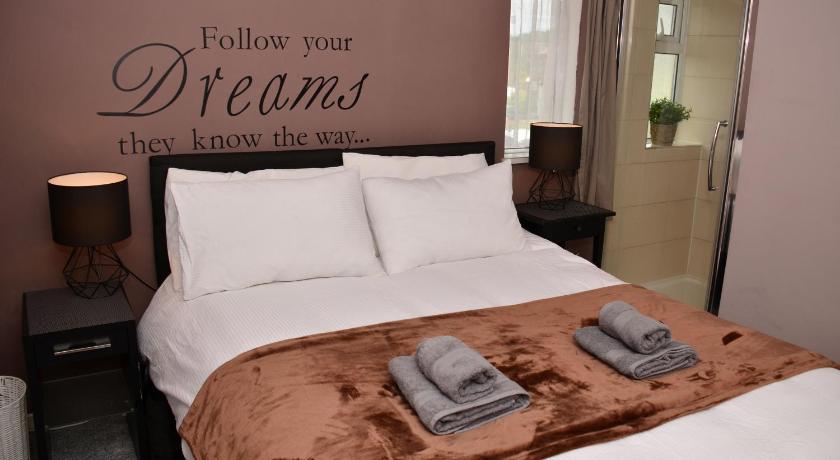 1FG Dreams Unlimited Serviced Accommodation- Staines - Heathrow