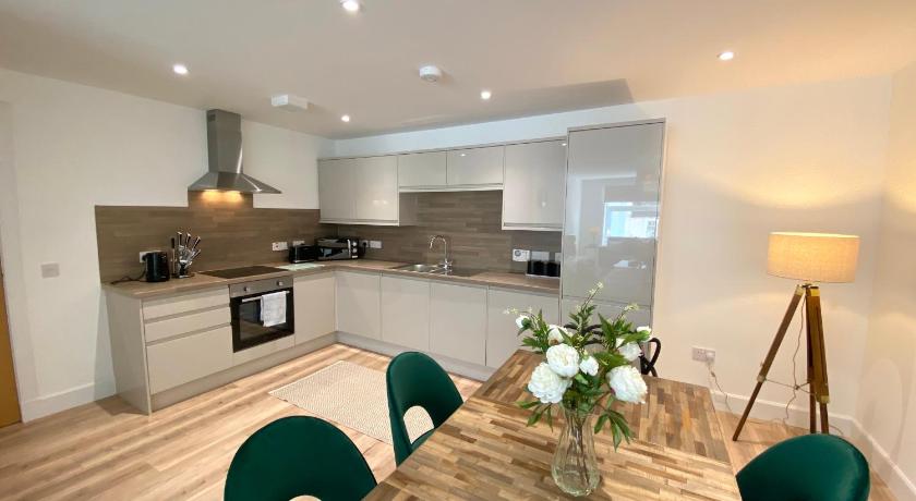High Street Stylish City Centre Apartment, 2 Bed