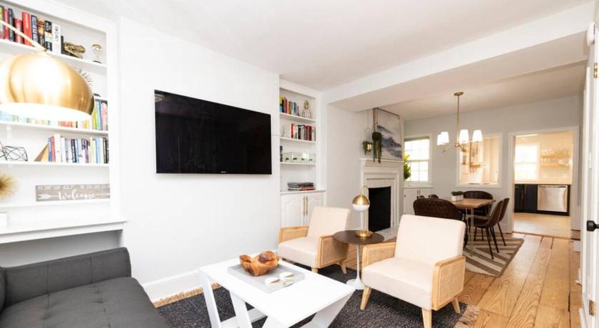 * Midcentury Modern Getaway * Prime Location *