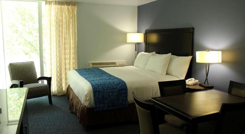 Travelodge by Wyndham Water’s Edge Hotel  Racine