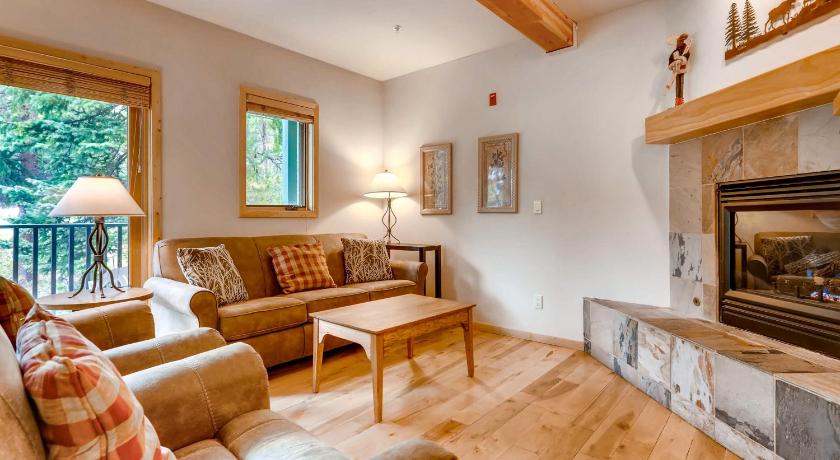 Twin Elk Lodge