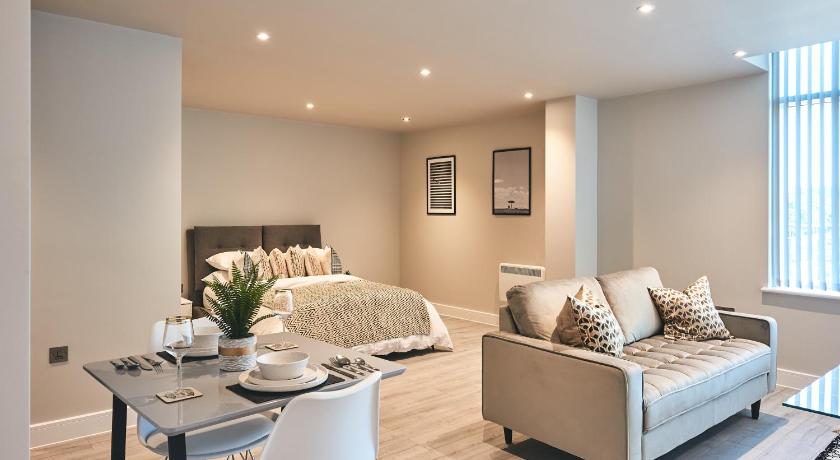 Seven Living Bracknell - Serviced Apartments in City Centre - Free Parking