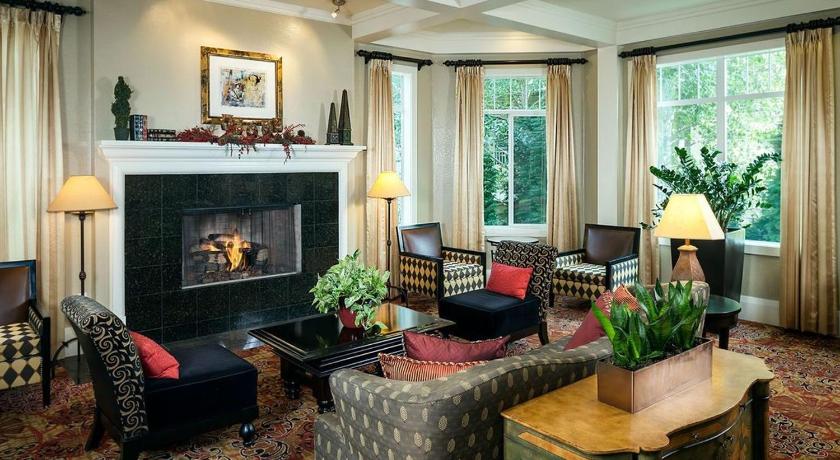 Plaza Inn & Suites at Ashland Creek
