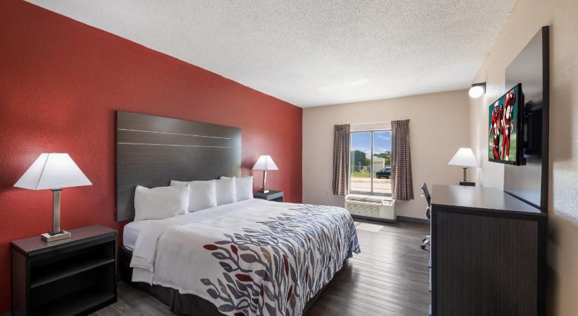 Red Roof Inn & Suites Austin East - Manor