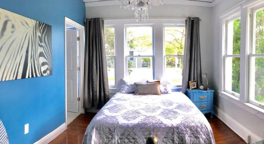 Private Suite Mins from MIA Free Parking