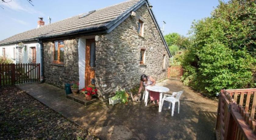Inviting 2-Bed Cottage in Newcastle Emlyn