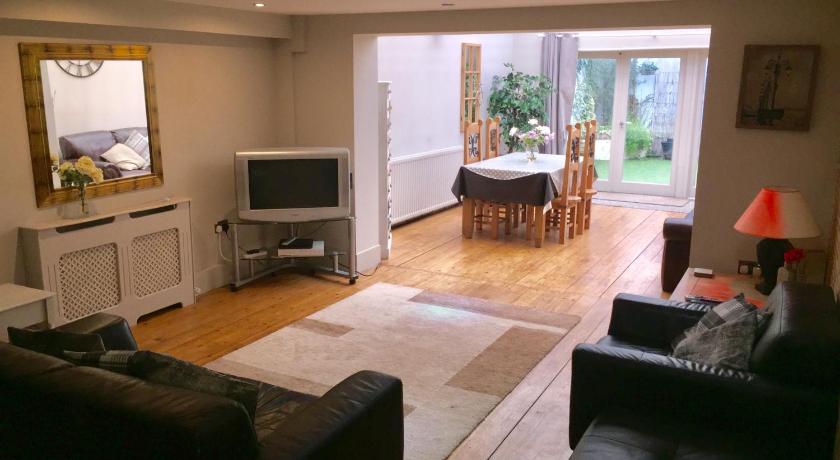 Large 2-Bed House Derbyshire off Chatsworth rd