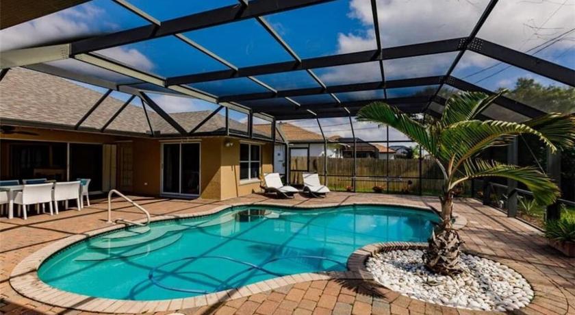 Tiki Paradise House & pool - 10 min to Beach!