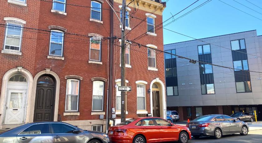 Alina & Fanny - Philadelphia 1224 Mt Vernon St