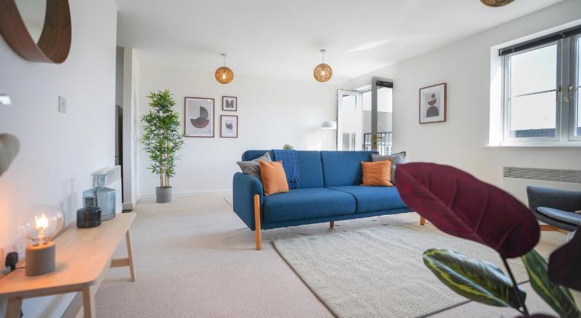 Rowsby Court - Stylish Apartment with Private Parking
