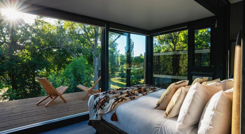 Castlemaine Gardens Luxury Glamtainer