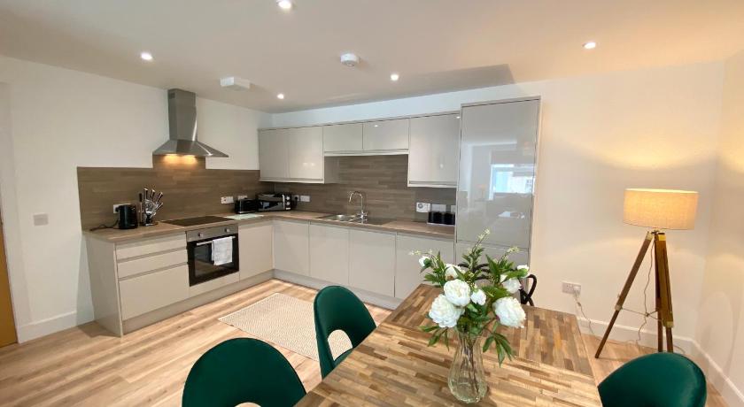 High Street, Stylish City Centre Apartment, 3 Bed
