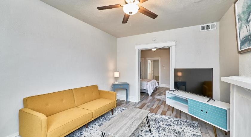 1 Bd Apt near forest park, Science Center & dining