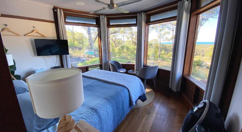 The Pool House - Crescent Head - stunning ocean views, pet friendly