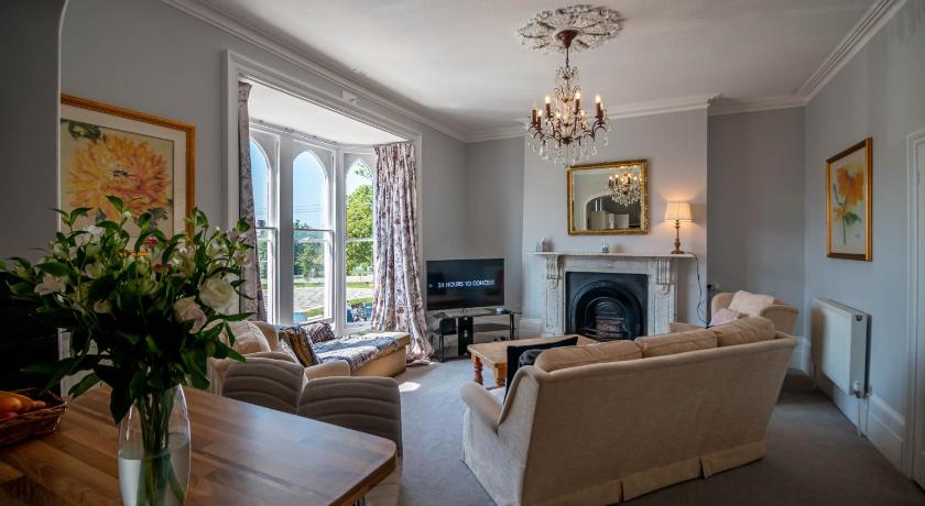 Grand 2 bed Georgian apartment at Florence House with king bed, in the heart of Herne Bay & 300m fro