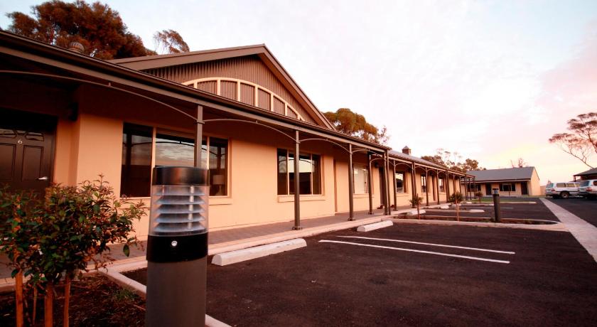 Sundowner Motel Hotel